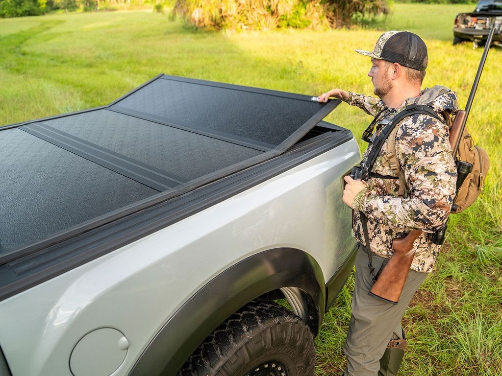 Gator EFX Hard Tri-Fold Tonneau Fits 2019-2025 Silverado Sierra 1500 5’8″ Bed