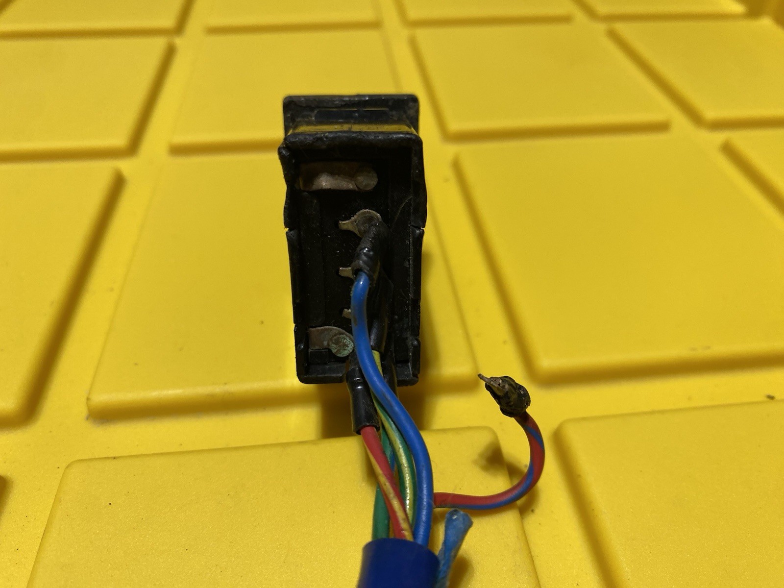 1989-1995 TOYOTA 4RUNNER REAR TAILGATE BACK WINDOW UP DOWN SWITCH Blue Plug Oem