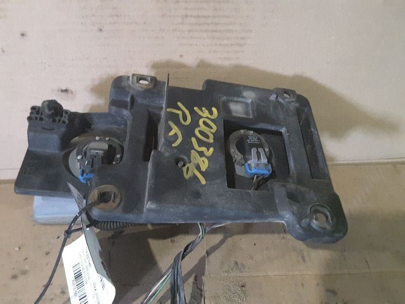 Passenger Headlight Composite Fits 90-02 CHEVROLET 3500 PICKUP 157505