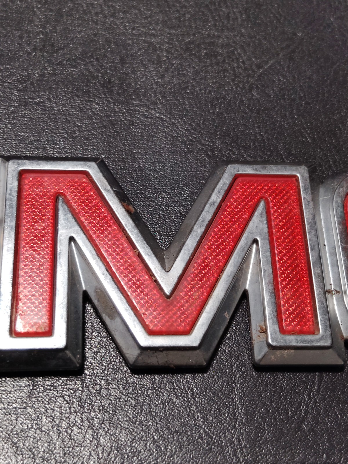 1999 2000 2001 2002 2003 2004 2005-2006 GMC Sierra Tailgate Emblem 7” OEM