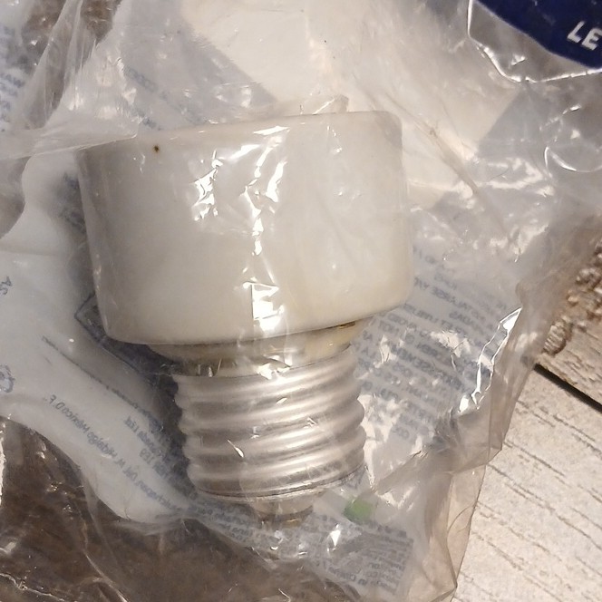 Leviton Bulb Socket Adapter White 4 Pack UL Listed NOM CSA Brand New In Package