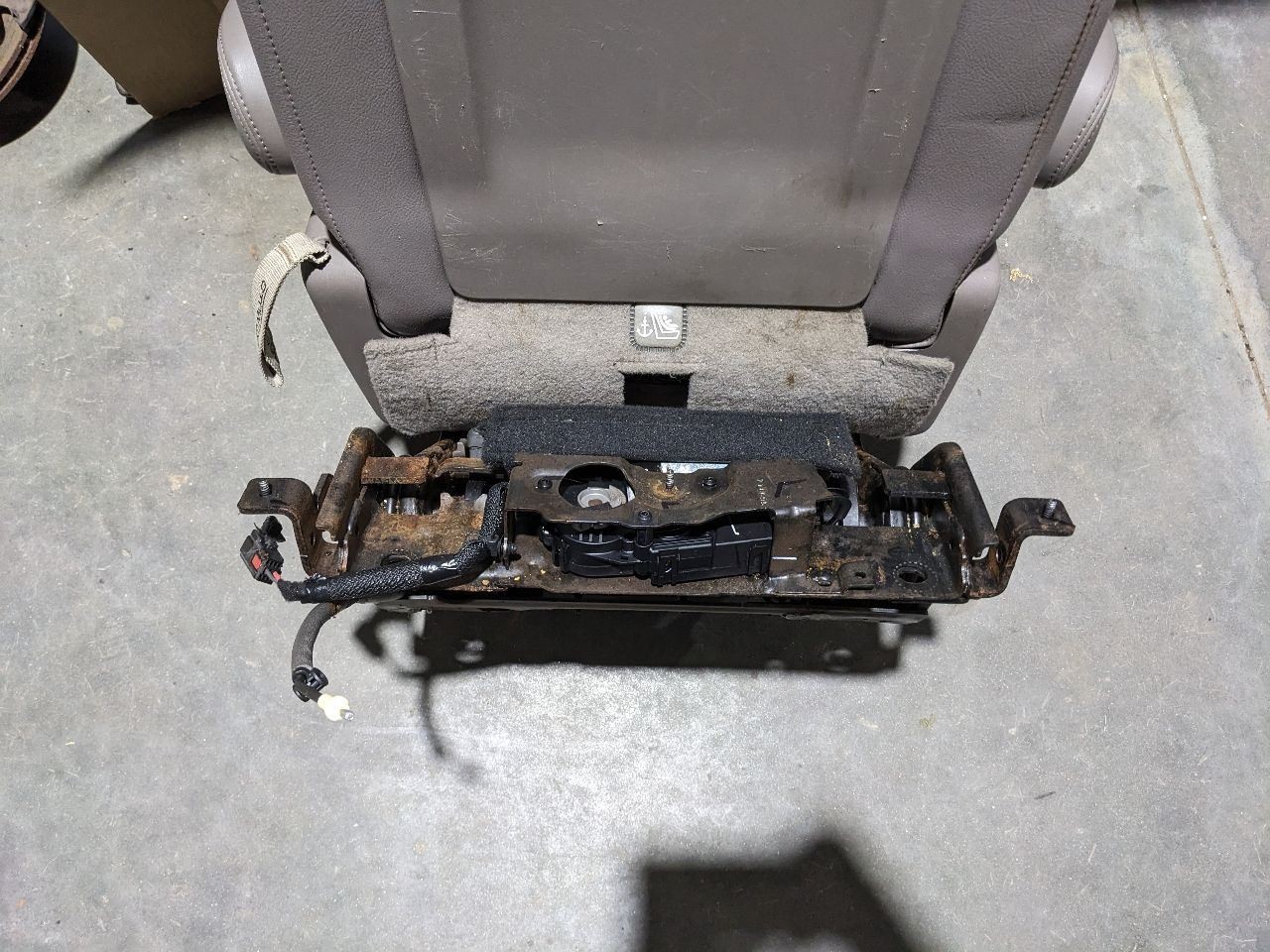 2017-2024 CHRYSLER PACIFICA REAR LEFT 2ND SECOND ROW SEAT CUSHION 1171783